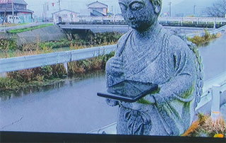 二宮金次郎もタブレットで…