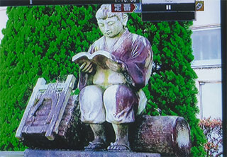 座って本を読む金次郎