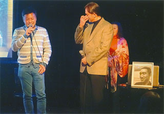 スカッド監督も挨拶（左）