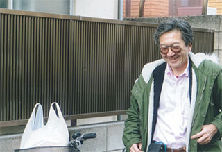 寅さんのアパートの前で