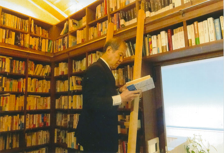 ハシゴを使って、本を取ります