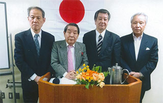 （左から）鈴木。山口さん。木村代表。阿形さん