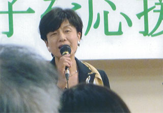 新年会で挨拶する円より子さん。1/25