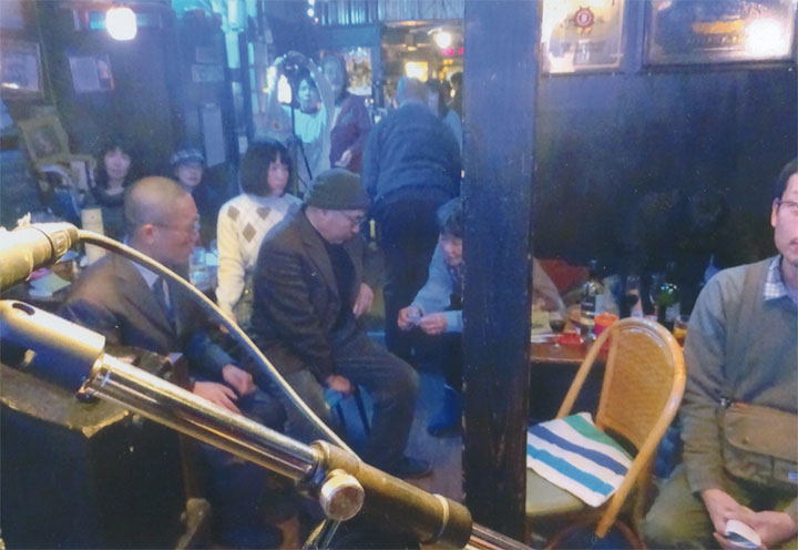 店は満員でした