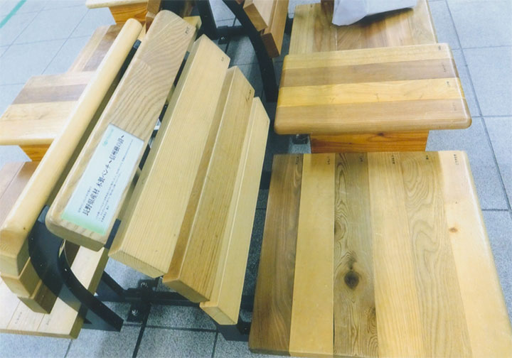 長野駅のベンチです