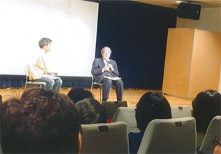 満員の会場です