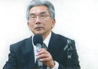 講演する天木直人さん