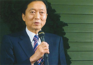 講演する鳩山由紀夫さん。3/1