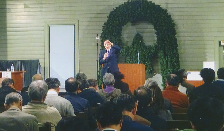 演壇から下りて、熱弁を