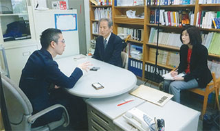 右は司会の赤岩さん