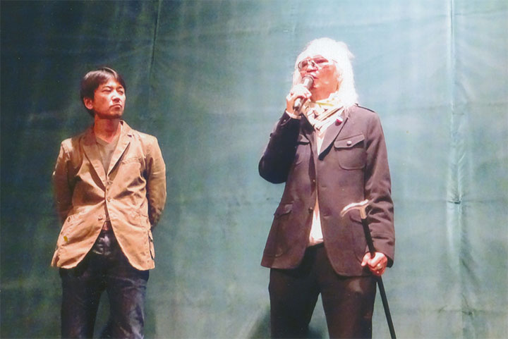 「水のないプール」で挨拶