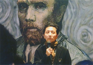 ゴッホの前であいさつする森村さん