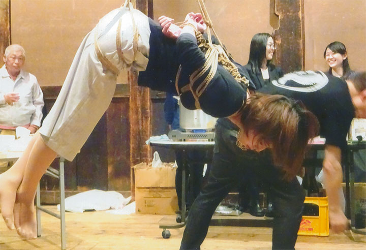 女性が縛られ、吊るされてます。4/24（日）