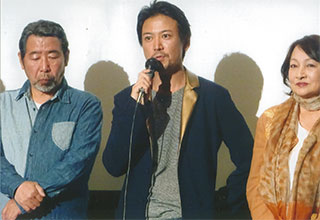 「華魂」であいさつする大西信満さん