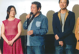 挨拶する三上寛さん