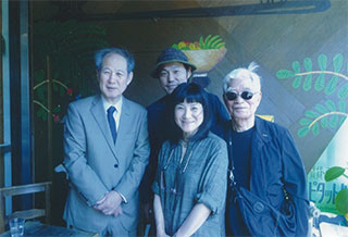 赤塚りえ子さんを囲んで