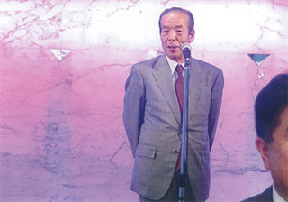 挨拶する飛松五男さん