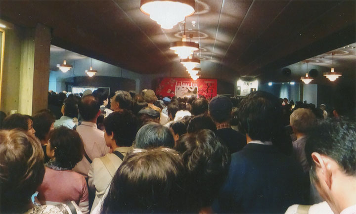 やっとのことで入り口に