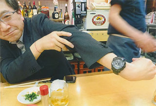 「6万円の時計」を見せびらかす