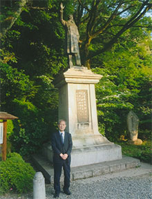 板垣退助の像の前で