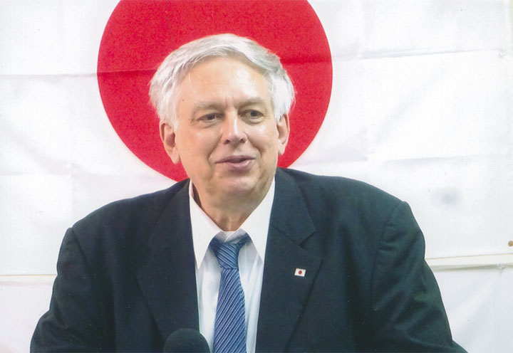 講演するシューラーさん