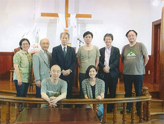 教会の中で記念撮影