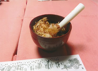 ネギを箸代わりにして