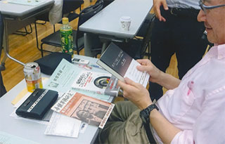 ビールを飲みながら聞いてる人が