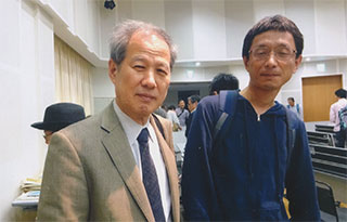 アレフ広報部長の荒木浩さんと