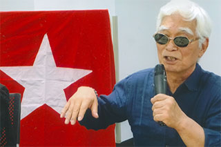 挨拶する足立正生さん