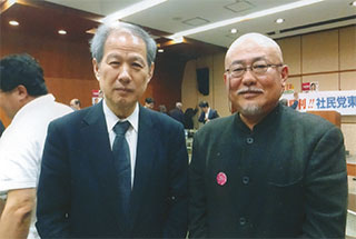 歌っている、日本憲吉さんと