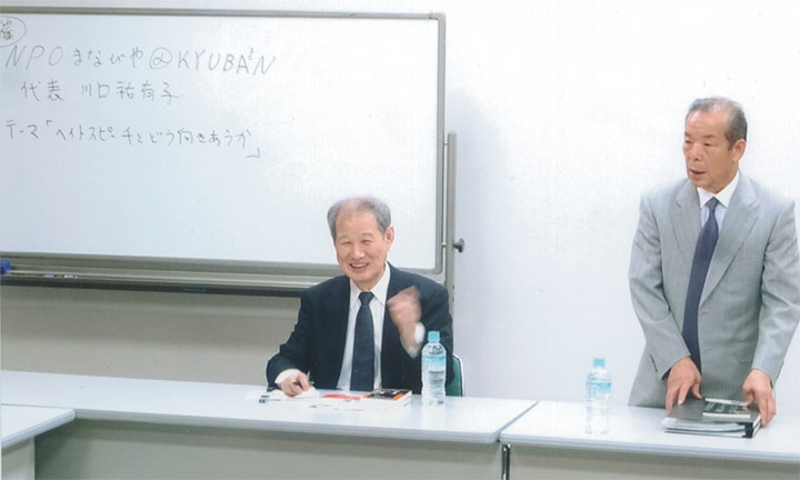 講演する飛松五男さん（右）