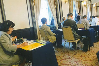 すぐ横の同時通訳の人が