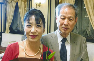 ソプラノ歌手の田月仙さんと