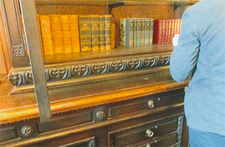 隣の部屋には原書がズラリと