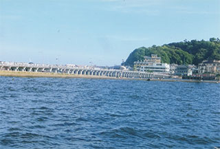 この長い橋を渡って、江ノ島へ