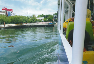 いきなり、バスは川に入ります