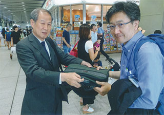 カバンの贈呈式