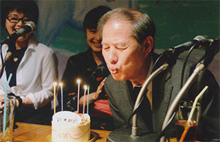 ケーキもローソクを吹き消してます