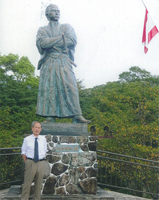 龍馬の像の前で