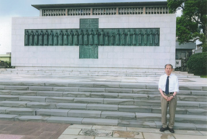 二十六聖人の前で