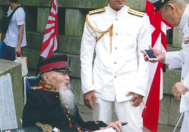 軍人さんも歩いていました