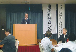 挨拶する東愛知新聞社長