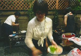 バーベキューの準備をしてる人