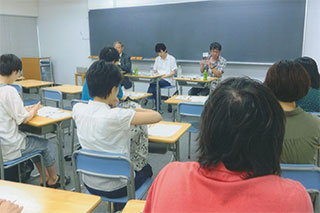 生徒も真剣に聞いてます