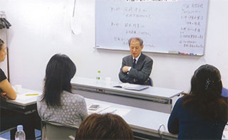 考え込んでます