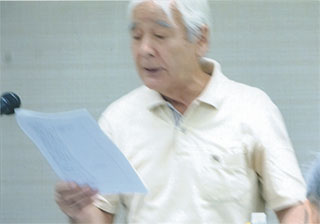 講演する足立昌勝さん