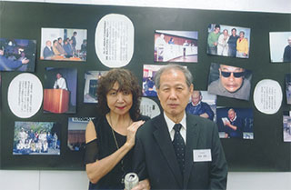 牧野先生の写真の前で。石坂さんと