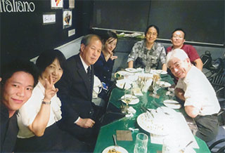 近くのレストランで