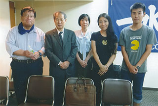 松本均さん親子（両端）と